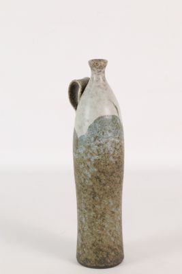un vase posé sur une surface blanche