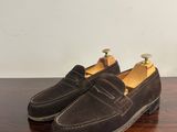 une paire de chaussures marron posée sur une table en bois
