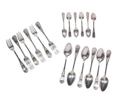 beaucoup de cuillères et de fourchettes en argent sur la table