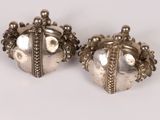 paire de boucles d'oreilles en argent ornées de perles et de perles de verre sur fond blanc