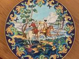 une assiette avec l'image d'un homme à cheval