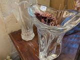 deux vases en verre posés sur une table à côté d'un miroir