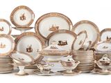Il y a toutes sortes d'assiettes et de bols sur cette table