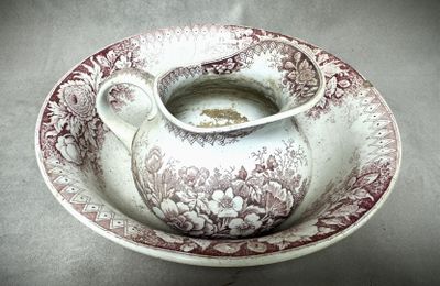 un bol et une soucoupe posés sur une soucoupe, avec une cuillère, sur une table