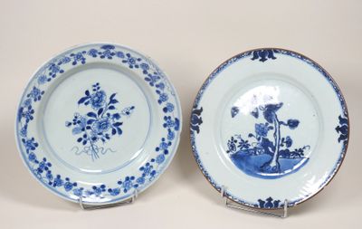 deux assiettes bleues et blanches ornées de fleurs, posées sur une table