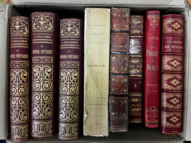 Carton de livres cartonnage éditeur dont la chanson de Roland, le...
