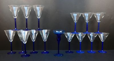 un grand nombre de verres à vin posés sur une table