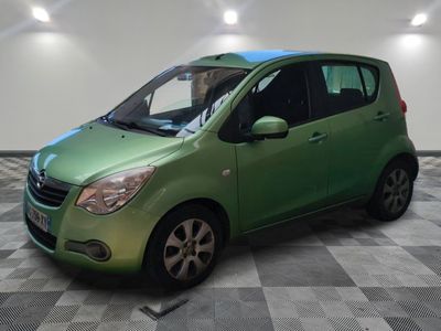 une photo d'une petite voiture verte garée dans un garage