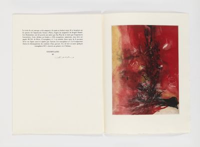 un livre ouvert sur lequel figurent l'image d'un arbre et un poème