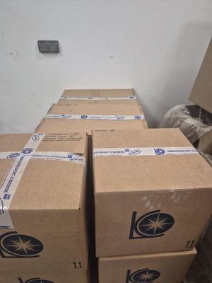 plusieurs boîtes sont empilées dans une pièce