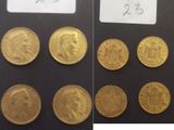 deux photos d'une collection de pièces d'or posées sur une surface noire
