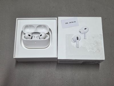 une boîte sur laquelle est posée une paire d'AirPods