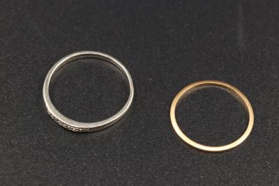 deux bagues en or et en argent sur un fond noir