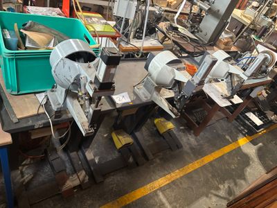 une machine posée sur une table dans une usine