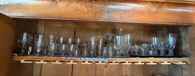 une étagère sur laquelle sont posés plusieurs verres à vin