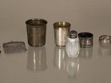 beaucoup d'objets en argent sur la table
