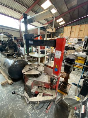 une image représentant une usine avec de nombreuses machines