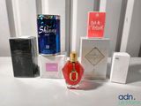 un flacon de parfum posé sur une table à côté de boîtes de parfum