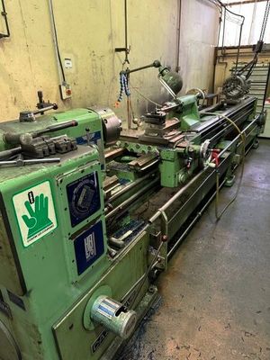 une machine qui se trouve à l'intérieur d'un bâtiment