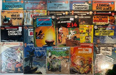 beaucoup de livres exposés sur le mur