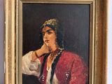 tableau représentant une femme vêtue d'une veste rouge, dans un cadre doré