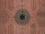 une image représentant une couverture marron et noire ornée d'une étoile