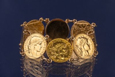 bracelet composé de pièces d'or, comportant quatre types de pièces différents