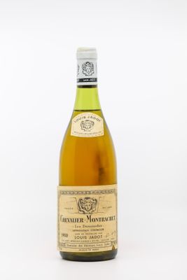une bouteille de vin avec une étiquette blanche sur fond blanc