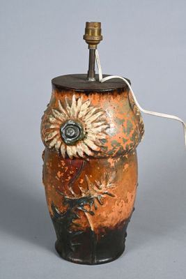 Lampe en céramique à décor en semi-relief de fleurs et feuil…