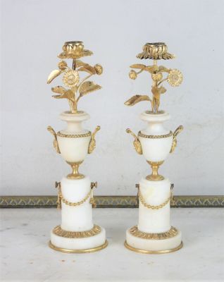 deux vases posés sur une table