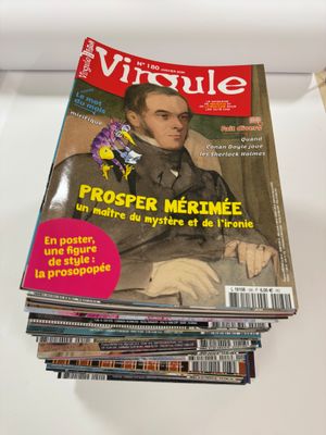 des magazines empilés les uns sur les autres sur une table