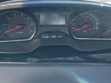un gros plan du tableau de bord d'une voiture, avec un compteur de vitesse et des jauges