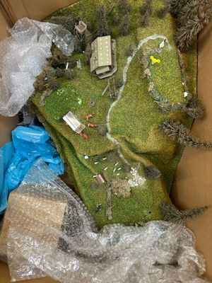 une boîte en carton contenant une carte d'une petite ville