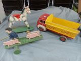 un cheval en jouet tirant une charrette sur laquelle se trouve un homme