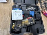 une trousse à outils dans une mallette posée par terre