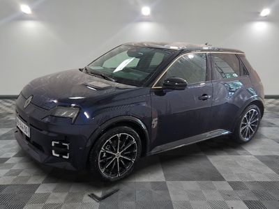 une photo d'un SUV bleu garé sur un sol à damier