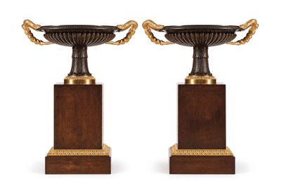 une paire de socles en bronze et en bois munis de poignées