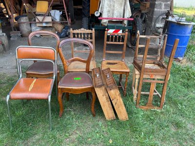 a lot of chairs that are sitting in the grass