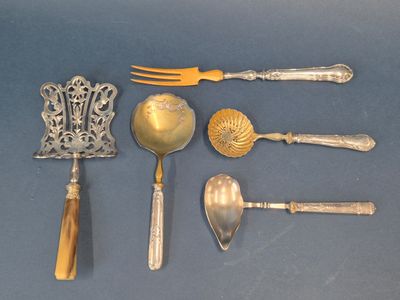 beaucoup de cuillères, fourchettes et cuillères en argent sur la table