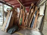 un tas de cartons et d'autres objets dans un local de stockage