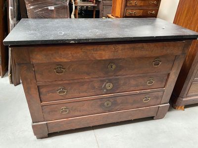 COMMODE en placage d'acajou ouvrant à quatre tiroirs, dessus…