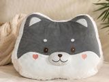 un coussin à l'effigie d'un chat posé sur un canapé
