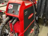 une photo d'une soudeuse rouge et noire dans un atelier