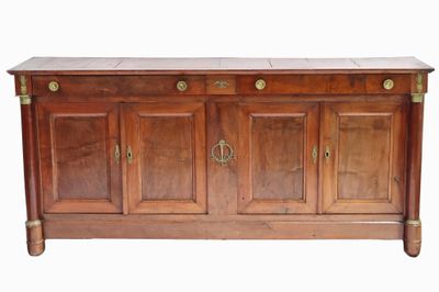 une armoire en bois avec des poignées en laiton et un plateau en marbre