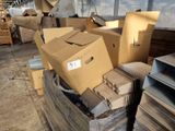 une pile de cartons posée sur une palette