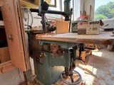 une photo d'un établi dans un atelier, avec des copeaux de bois