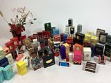 il y a plein de chocolats de toutes sortes sur la table