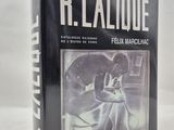 Le livre est en noir et blanc et comporte la photo d'une femme en robe blanche.