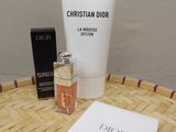 un flacon de Christian Dior et un coffret de parfum posés sur une table