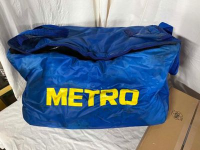 un sac bleu sur lequel est inscrit le mot « métro »